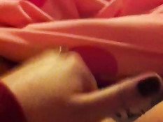 Тёлка рукой мастурбирует выбритую пизду и снимает на смартфон