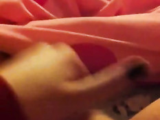 Тёлка рукой мастурбирует выбритую пизду и снимает на смартфон