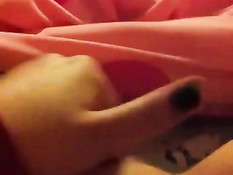 Тёлка рукой мастурбирует выбритую пизду и снимает на смартфон