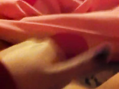 Тёлка рукой мастурбирует выбритую пизду и снимает на смартфон