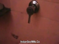 Индийская девчонка принимает душ и снимает себя на веб камеру