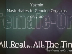 Девушка в розовом нижнем белье мастурбирует клитор вибратором