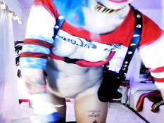 Молодая блондинка показывает сексуальный косплей в порно чате