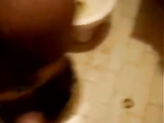 Парень в бейсболке включил камеру и отъебал раком брюнеточку