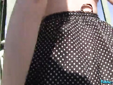 Рыжая шалава за деньги отсасывает парню и ебётся раком в поле