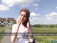 Рыжая шалава за деньги отсасывает парню и ебётся раком в поле