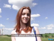 Рыжая шалава за деньги отсасывает парню и ебётся раком в поле