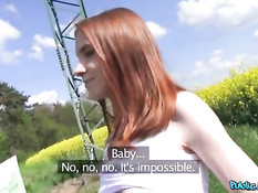 Рыжая шалава за деньги отсасывает парню и ебётся раком в поле