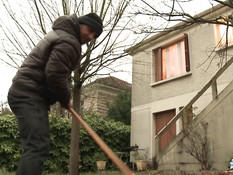 Французская блондинка в корсете ебётся в отеле с двумя парнями