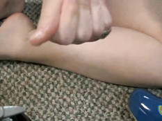 Симпатичная блондинка ласкает большие сиськи и дрочит ими член