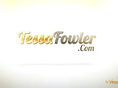 Девушка Tessa Fowler в душе продемонстрировала большие сиськи