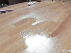 Девушка с косичками Natasha Nice играет со своей большой грудью