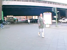 Молодая немецкая любительница пирсинга согласилась отсосать хуй