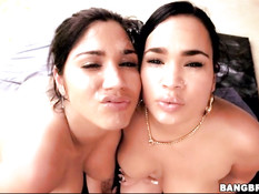 Мужик отодрал двух горячих латинских девок и залил спермой лица