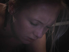 Привязал обнажённую блондинку и вставил игрушки в её дырочки