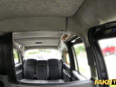 Водитель такси отъебал на заднем сиденье пассажирку с косичками