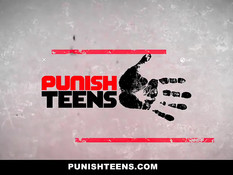 Вставил хуй в рот латинской шлюхе и взяв за волосы отодрал раком