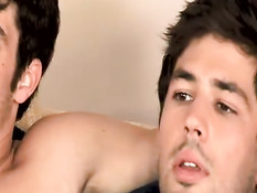 Четверо гомосексуальных друзей дрочат свои члены сидя на диване