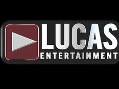 Два мускулистых гея купаются в море и занимаются сексом на пляже