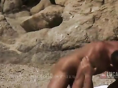 Два мускулистых гея купаются в море и занимаются сексом на пляже