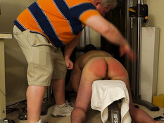 Толстый мужчина отшлёпал по голой жопе гомосексуального парня