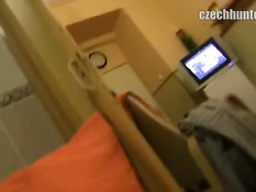 Коротко подстриженный чешский гей отсасывает и ебётся в ванной