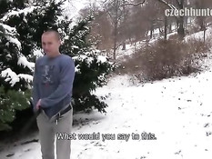 Коротко подстриженный чешский гей отсасывает и ебётся в ванной