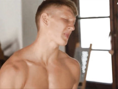 Молодые голубые друзья отсасывали и втроём занимались сексом