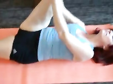 Парень оттрахал на полу рыжую мамочку любительницу гимнастики