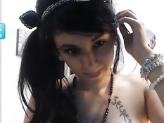 Латинская девчонка демонстрирует своё молодое сексуальное тело