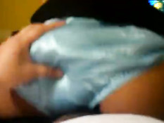 Любительница в голубых трусиках садится на член спиной к парню