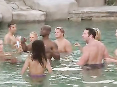 На телеканале Playboy TV проходит секс шоу с участием свингеров