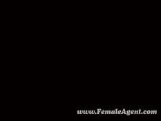 Женщина с большой грудью Sensual Jane трахает парня на кастинге