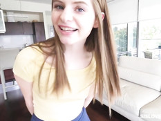 Худая девчонка с длинными волосами Alice March прыгает на члене