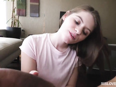 Худая девчонка с длинными волосами Alice March прыгает на члене