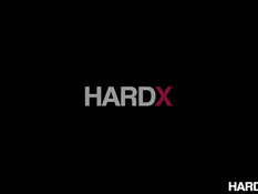 Молодая брюнеточка Holly Hendrix любит сосать член и даёт в попу