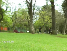 Латинская шалава на траве в парке мастурбирует выбритую пизду