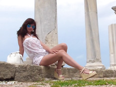 Красивая русская девка Jeny Smith гуляет по развалинам Херсонеса