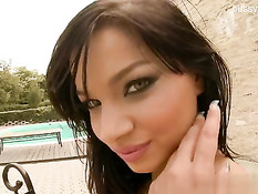 Брюнетка и блондинка ласкают друг дружку и трахаются с парнем