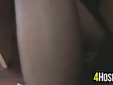 Симпатичная азиатская девушка показывает свои чёрные колготки