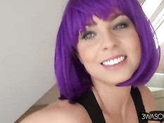 Девка с фиолетовыми волосами Ewa Sonnet показала большую грудь
