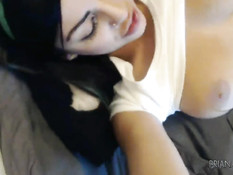 Брюнетка с большой грудью Briana Lee мастурбирует в порно чате