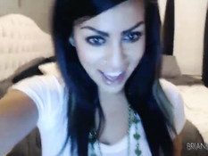 Брюнетка с большой грудью Briana Lee мастурбирует в порно чате
