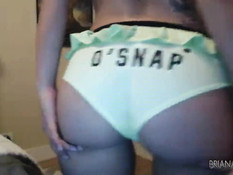 Брюнетка с большой грудью Briana Lee мастурбирует в порно чате