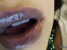 Брюнетка с большой грудью Briana Lee мастурбирует в порно чате