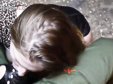 Молодой воровке пришлось отсосать парню хуй и проглотить сперму