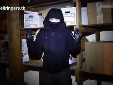 Молодой воровке пришлось отсосать парню хуй и проглотить сперму