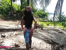 Азиатская девчонка отсосала и подрочила парню член в джунглях