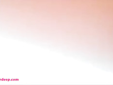 Азиатская девчонка отсосала и подрочила парню член в джунглях