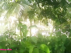 Азиатская девчонка отсосала и подрочила парню член в джунглях